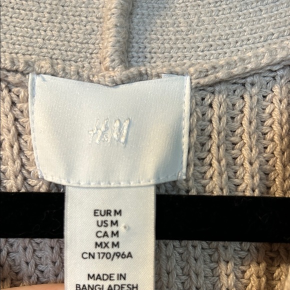 H&M Chunky Knit V-Neck Button-Front Cardigan in Beige Elevated Basics Medium - Picture 2 of 4